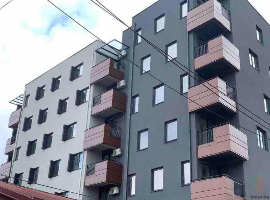 ein Gebäude mit Balkon auf der Seite in der Unterkunft Brand new 2 bedroom apartment in the center Skopje in Skopje