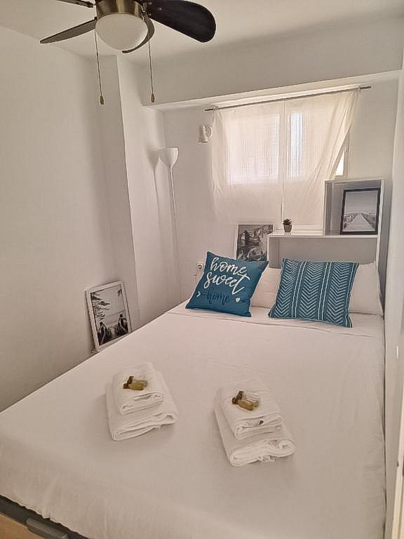 A bed or beds in a room at Apartamento primera línea con acceso privado a la playa