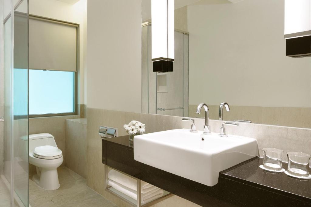 Koupelna v ubytování Courtyard by Marriott Bandung Dago