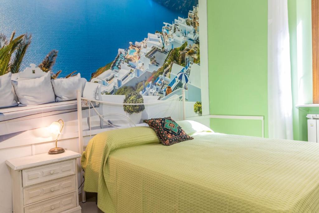 una camera con letto e parete blu di Casa vacanze Guardea a Guardea