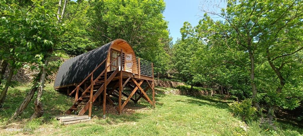 un ponte di legno nel mezzo di una foresta di Le Temps Suspendu a Saint-Pierreville