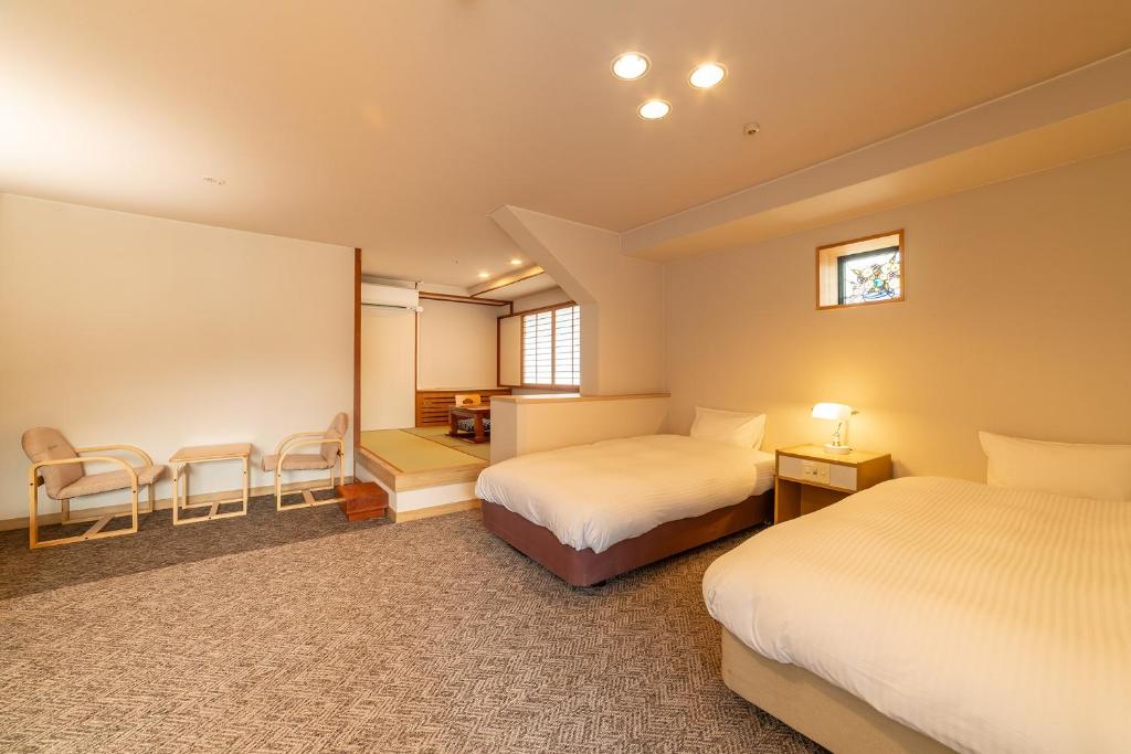Postel nebo postele na pokoji v ubytování Ooedo Onsen Monogatari Premium Kinosaki