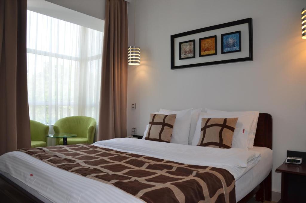 Ένα ή περισσότερα κρεβάτια σε δωμάτιο στο Hotel Zeder Garni