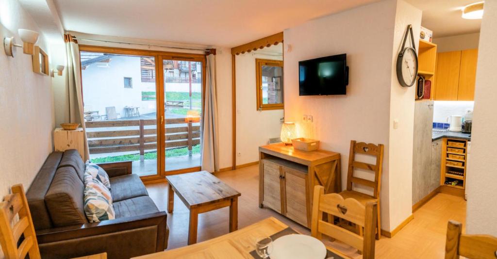 un salon avec un canapé et une table dans l'établissement Résidence Le Parc Des Airelles - Appartement au coeur des Orres 1800 MAE-6454, aux Orres