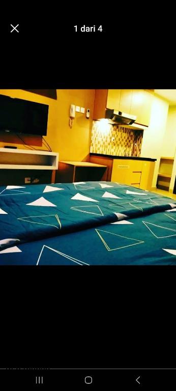une photo d'une chambre avec une table de ping-pong dans l'établissement Room 37, à Bodjongnangka