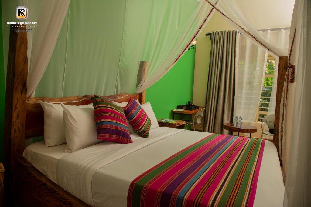 ein Schlafzimmer mit einem großen Bett mit Baldachin in der Unterkunft Kabalega Resort - Hoima in Hoima