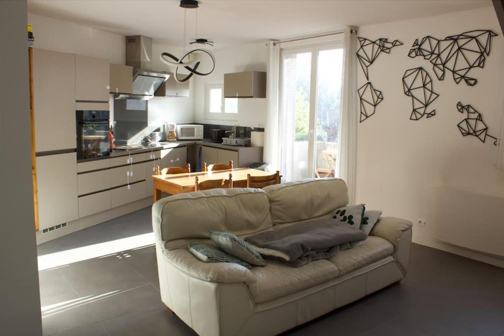 3 min sortie A480: wifi fibre - lit bébé - balcon في غرونوبل: غرفة معيشة مع أريكة ومطبخ