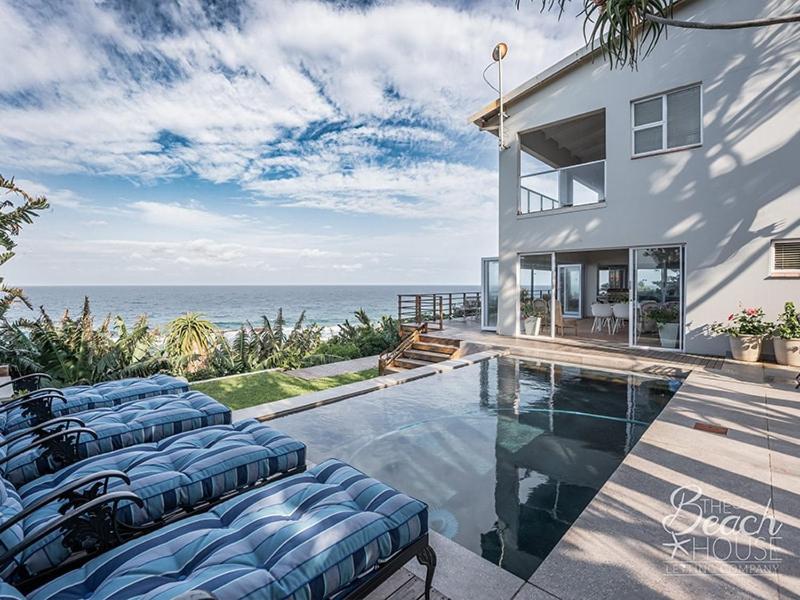 een huis met een zwembad aan de oceaan bij do not use this profile in Sheffield Beach