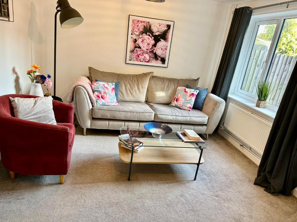 uma sala de estar com um sofá e uma mesa de centro em Fabulous 2 bed Town house free parking WiFI em Derby