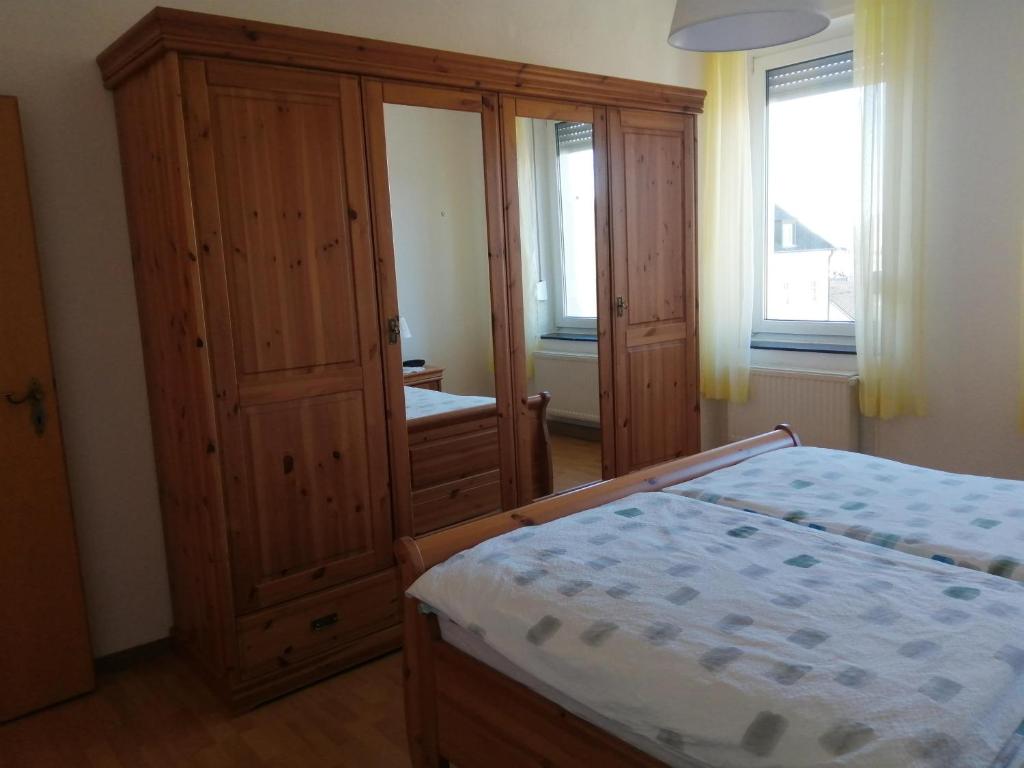 Postel nebo postele na pokoji v ubytování Weingut-Ferienwohnung Heinz Dostert