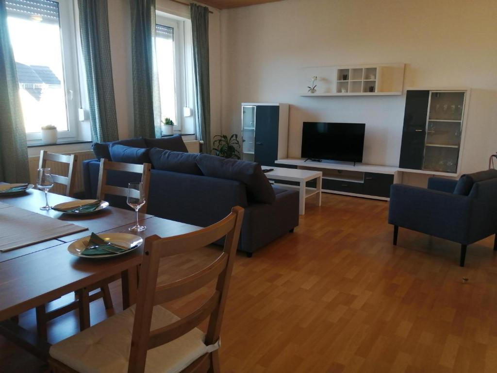 uma sala de estar com um sofá e uma mesa em Weingut-Ferienwohnung Heinz Dostert em Nittel