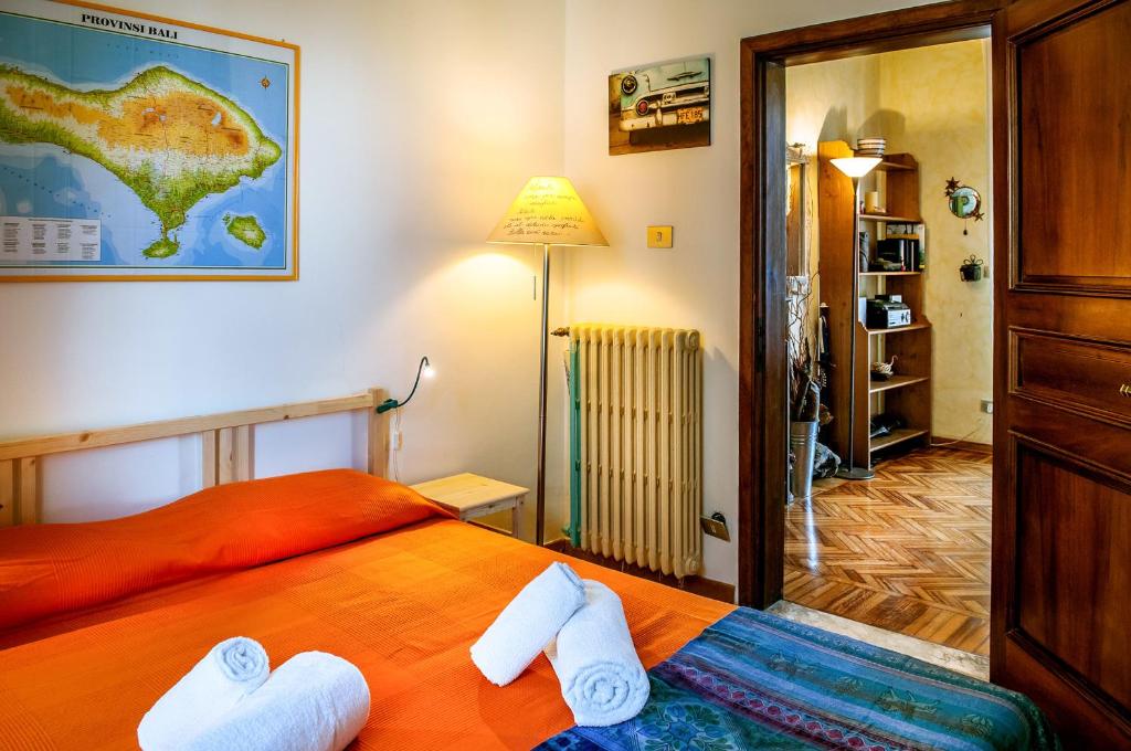 una camera da letto con un letto e asciugamani di Santo Stefano Penthouse by 360Rentals a Firenze