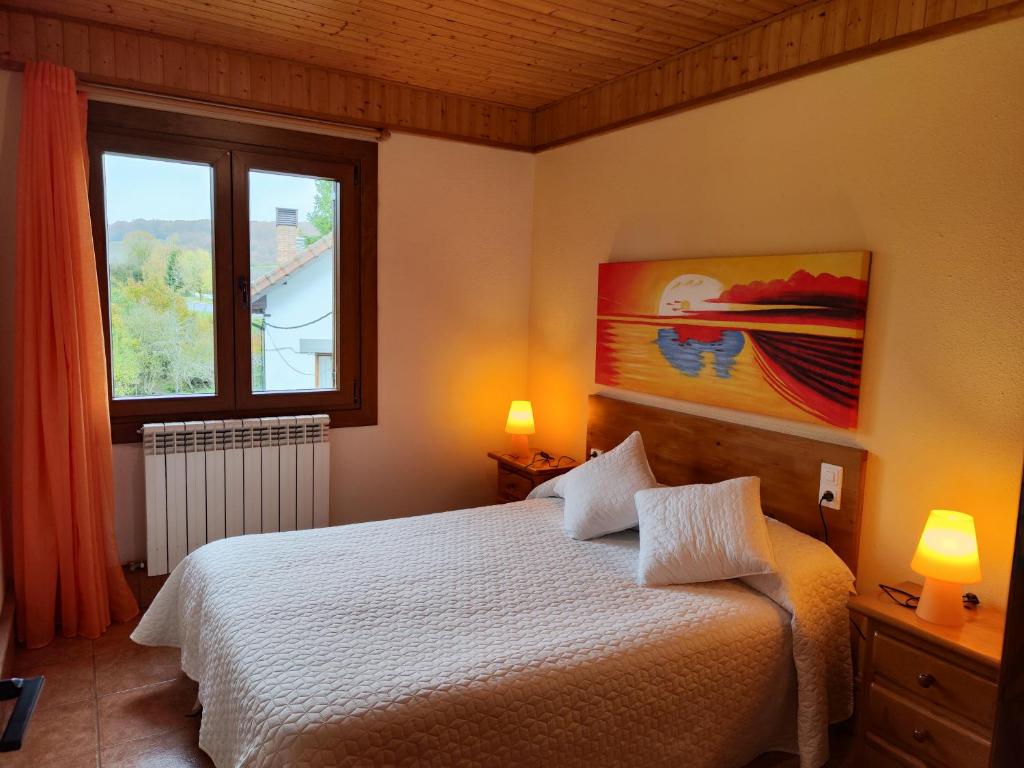 a bedroom with a bed and a window at Apartamentos Goizeder in Espinal-Auzperri