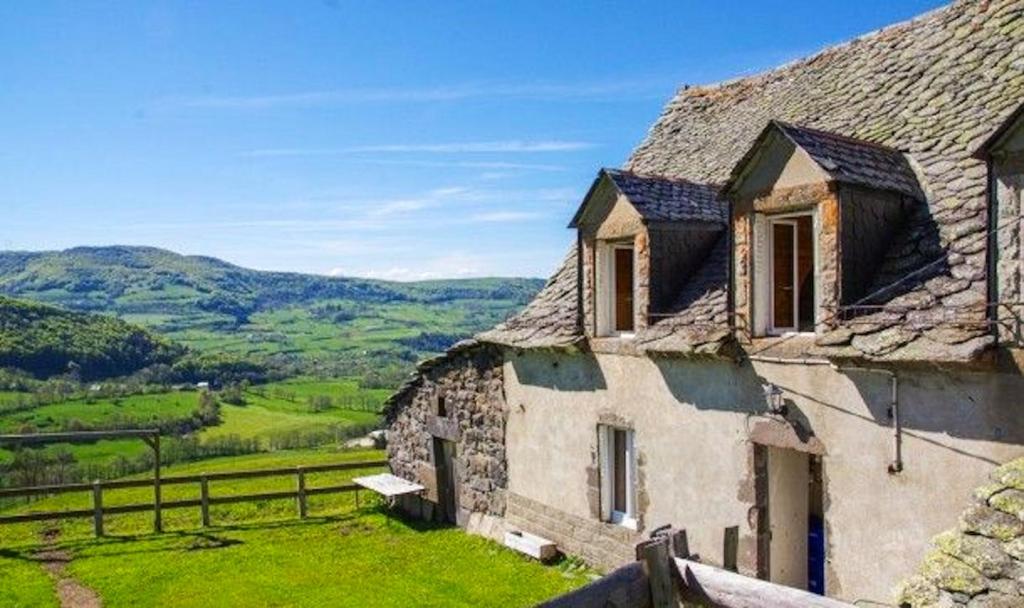 Cette ancienne maison en pierre offre une vue sur les montagnes. dans l'établissement Ancienne maison de ferme avec vue montagne à Cheylade, à Cheylade