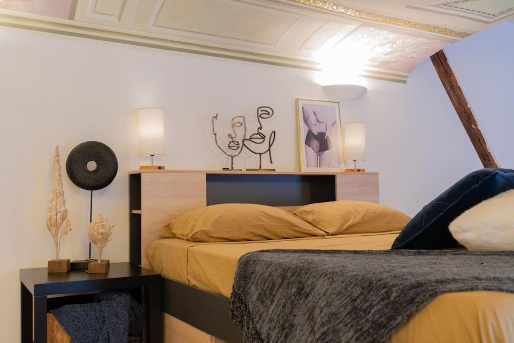 una camera con due letti e due lampade di Farris & Cors Casa Sansiro a Genova