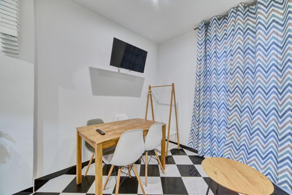 Televízia a/alebo spoločenská miestnosť v ubytovaní Apartamento La Navarra by Clabao