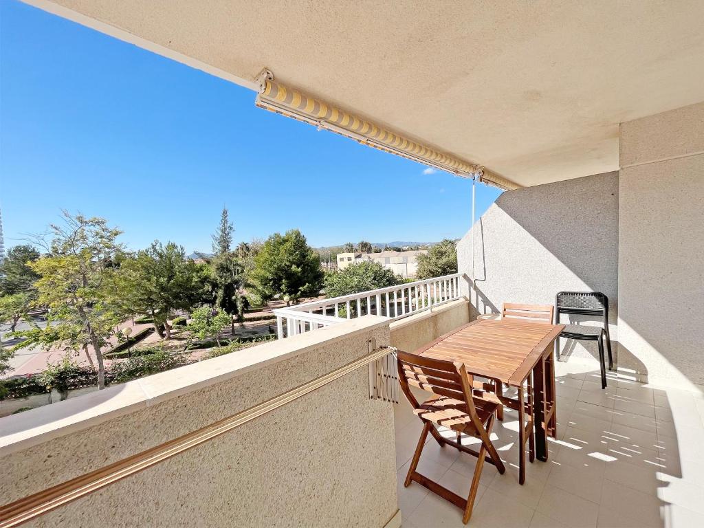 Un balcon sau o terasă la Global Properties, Apartamento de 3 dormitorios y terraza en la playa de Canet