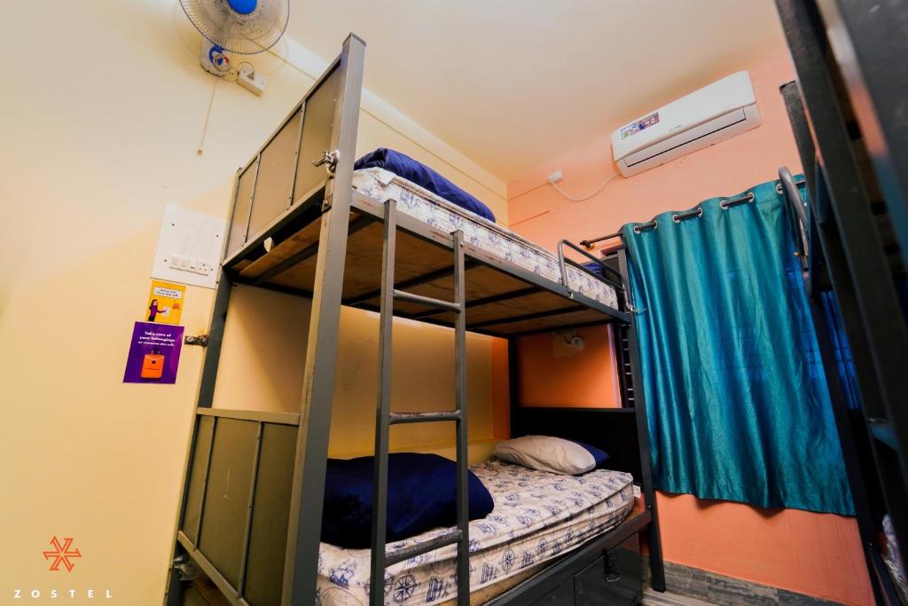 Postel nebo postele na pokoji v ubytování Zostel Mysore