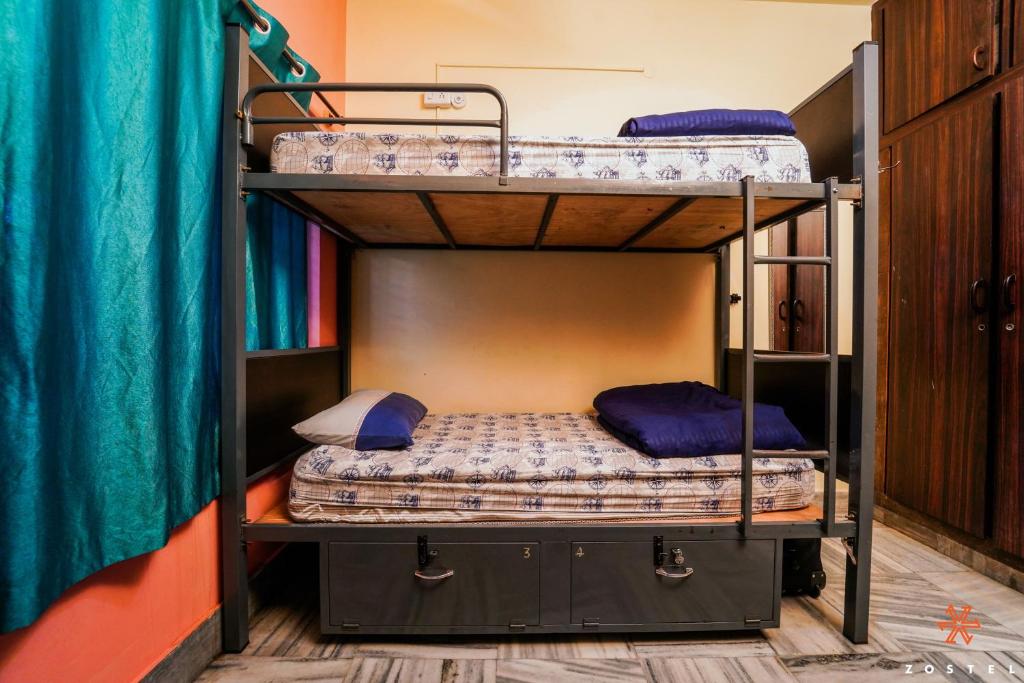 Postel nebo postele na pokoji v ubytování Zostel Mysore