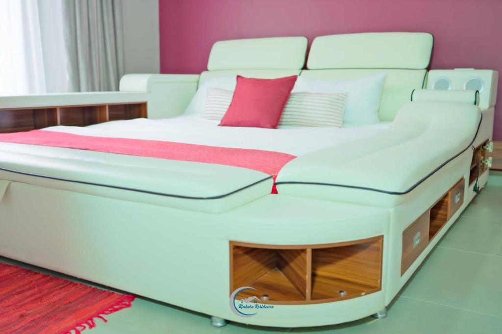 1 cama con marco blanco en una habitación en Rinkase residence, en Pretoria