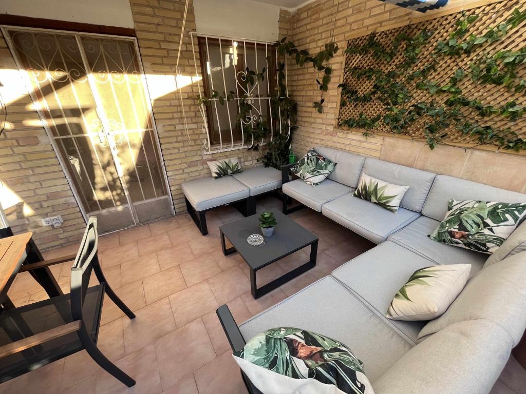 sala de estar con sofá y mesa en Apartamento con terraza en San Juan Playa, en Alicante