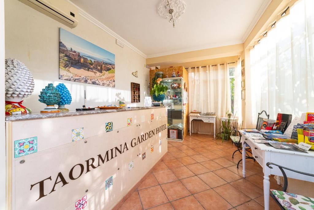 una habitación con un mostrador con las palabras de la cámara tahoanaulum claudia en Taormina Garden Hotel, en Taormina