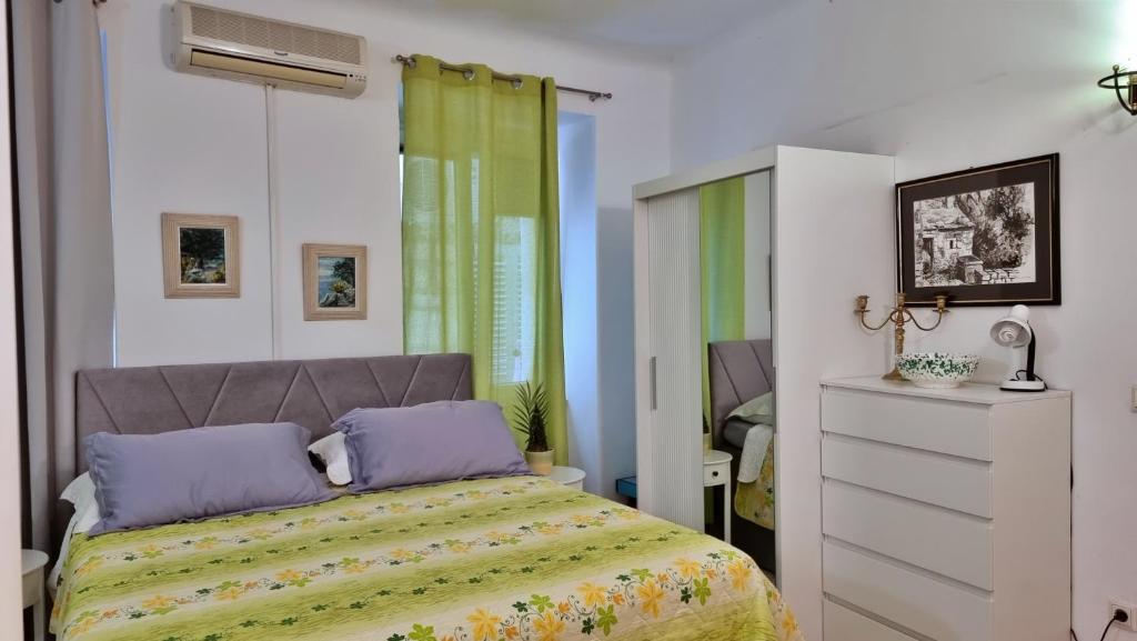 Ένα ή περισσότερα κρεβάτια σε δωμάτιο στο Heart of Omis - Green