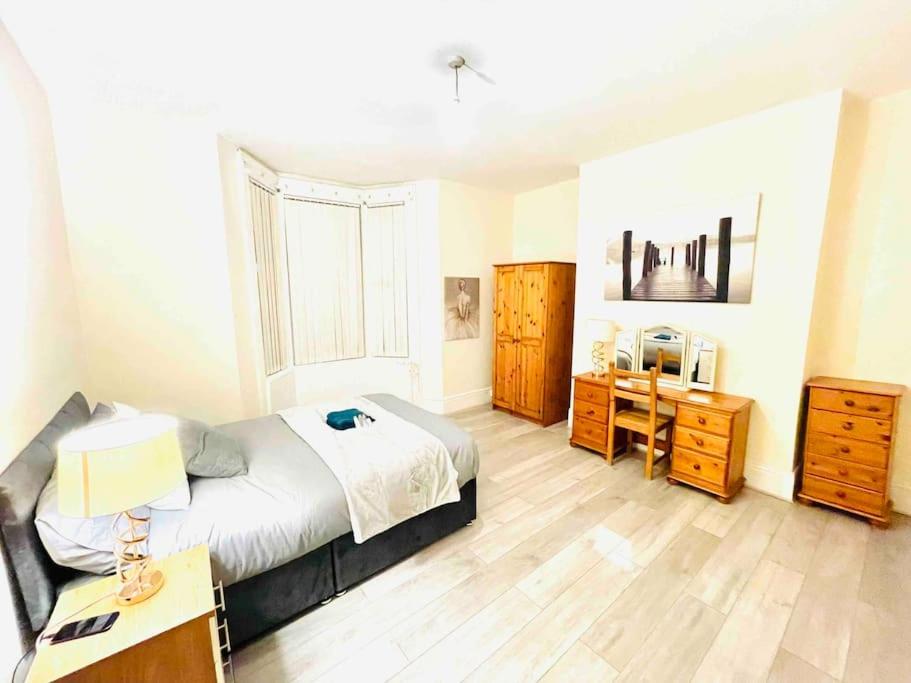 1 dormitorio con 1 cama y escritorio con lámpara en Spacious 2 Bedroom Apt Newcastle Upon Tyne, en Elswick