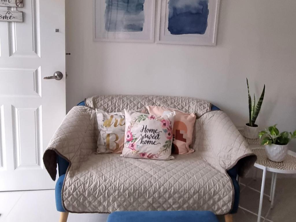 Posezení v ubytování Cassie Homestay - Yuna Door 2 - Furnished Home in Butuan
