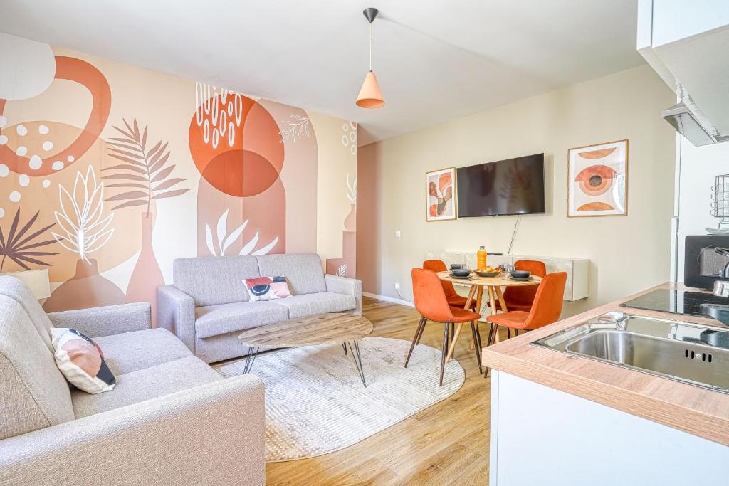 uma sala de estar com um sofá e uma mesa em Appartement équipé à 5 minutes de Paris em Ivry-sur-Seine