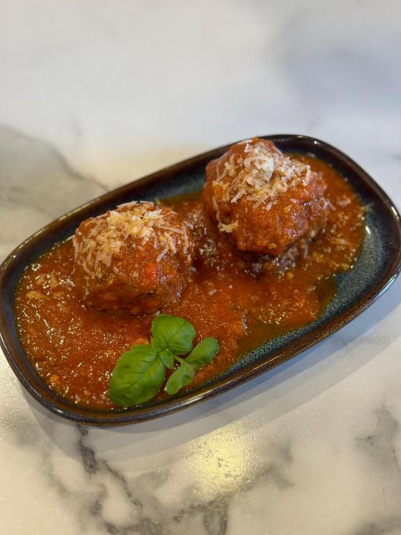 a plate of food with meatballs in a sauce at AUBERGE et BISTRO NAMASTÉ in Lachute