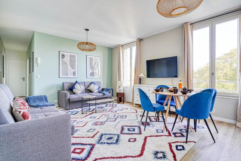 un salon avec un canapé, une table et des chaises dans l'établissement Appartement proche Porte d'Italie, à Ivry-sur-Seine