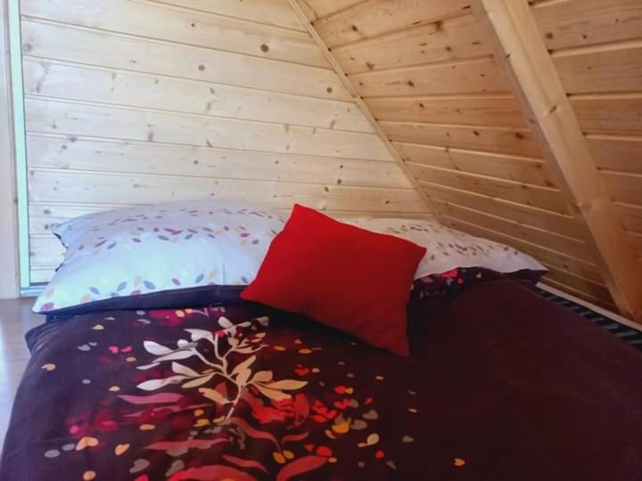uma cama com duas almofadas num quarto em Bercikówka em Łabowa