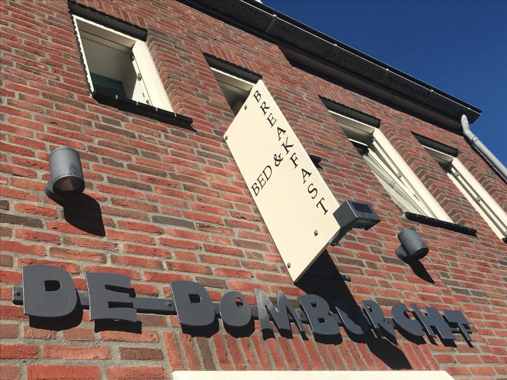 a sign on the side of a brick building at B&B De Domburcht in Domburg