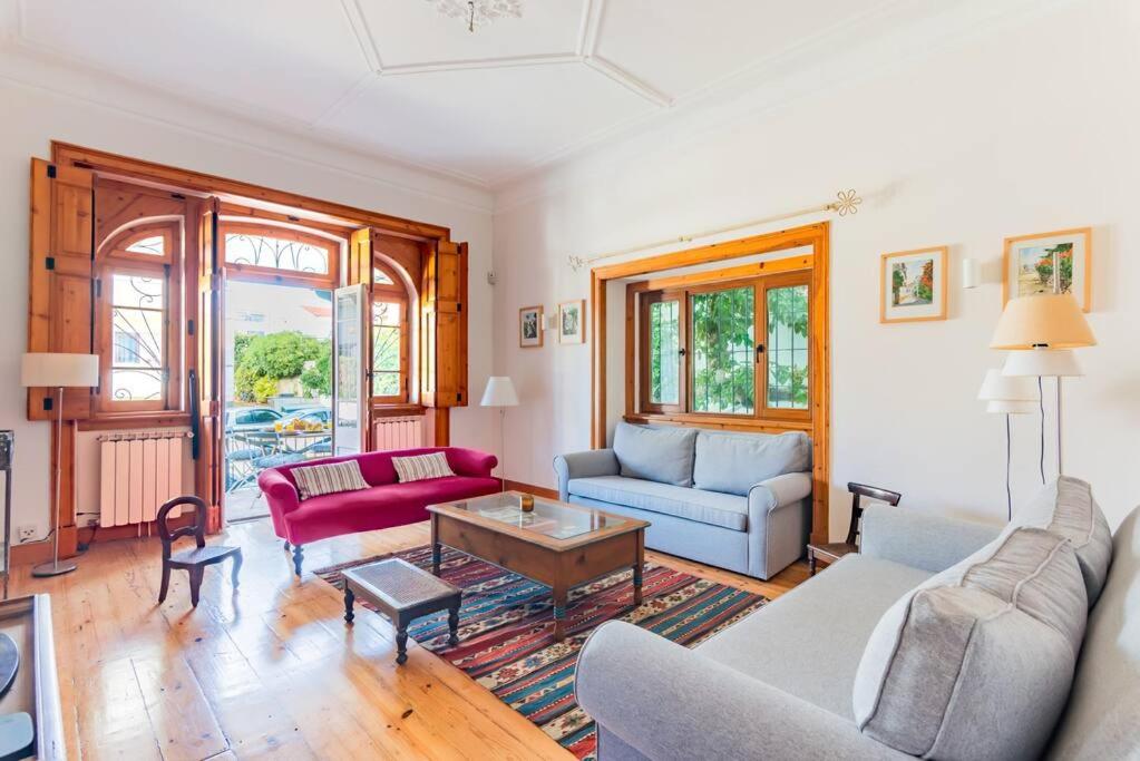 uma sala de estar com dois sofás e uma mesa em Estoril Historical Villa by the Sea em Estoril