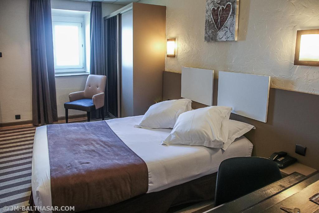 Ein Bett oder Betten in einem Zimmer der Unterkunft H&ocirc;tel Le Bristol Strasbourg Gare