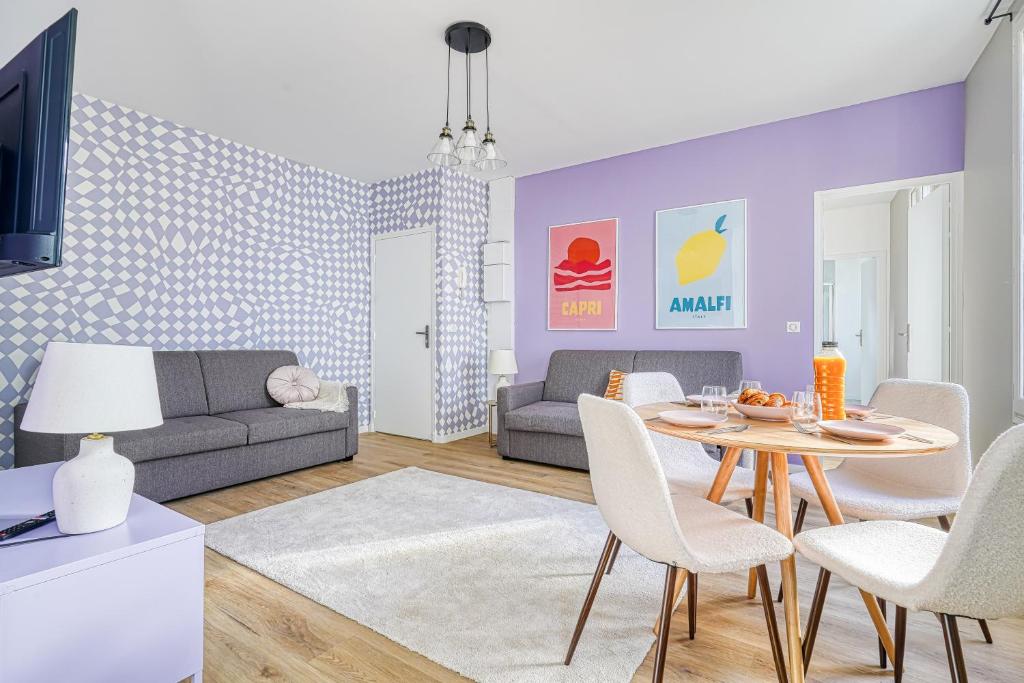 un salon avec un canapé, une table et des chaises dans l'établissement Appartement Parisien Porte d'Ivry, à Ivry-sur-Seine