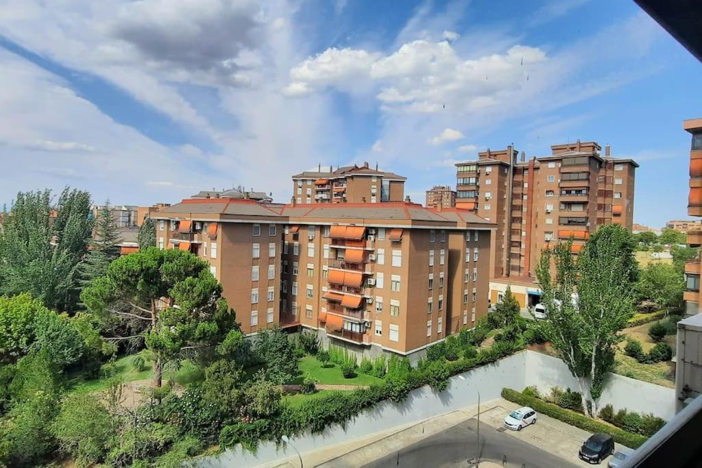 uma vista de um edifício numa cidade em Piso amplio, iluminado y muy bien comunicado em Madri