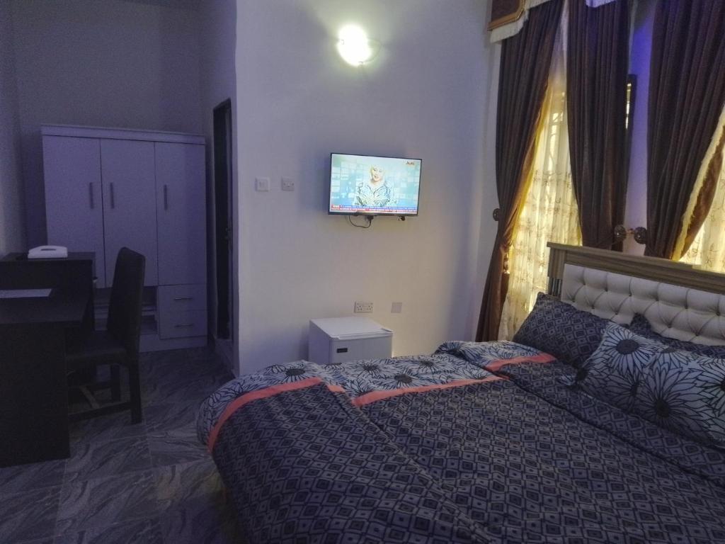Postel nebo postele na pokoji v ubytování Select guest house Airport Road lugbe