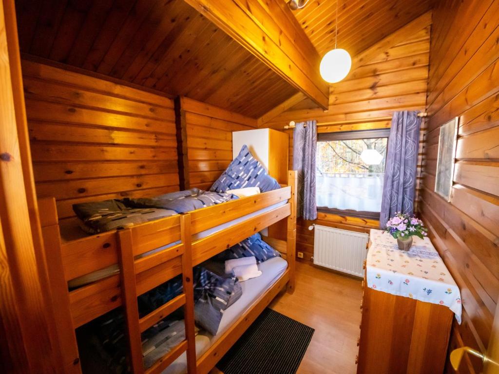 Postel nebo postele na pokoji v ubytování Chalet Haus 57 Wald Eck by Interhome
