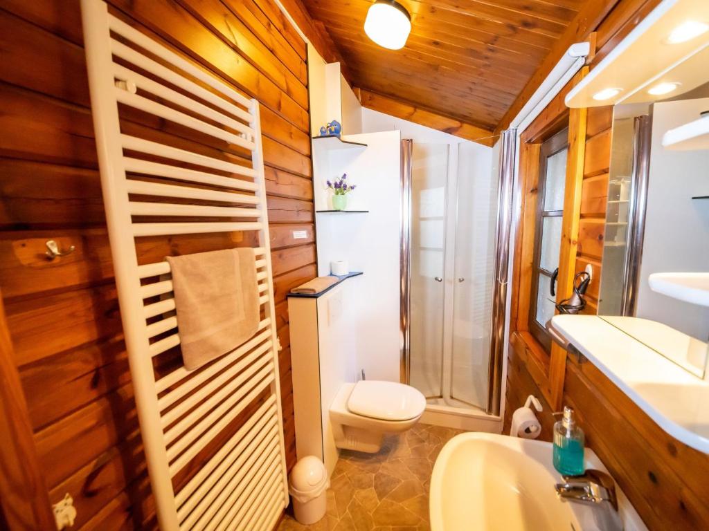 Koupelna v ubytování Chalet Haus 57 Wald Eck by Interhome