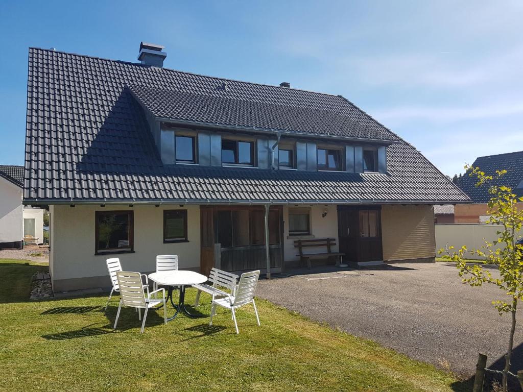 ein Haus mit einem Tisch und Stühlen im Hof in der Unterkunft Holiday Home Landhaus Klara by Interhome in Eisenbach