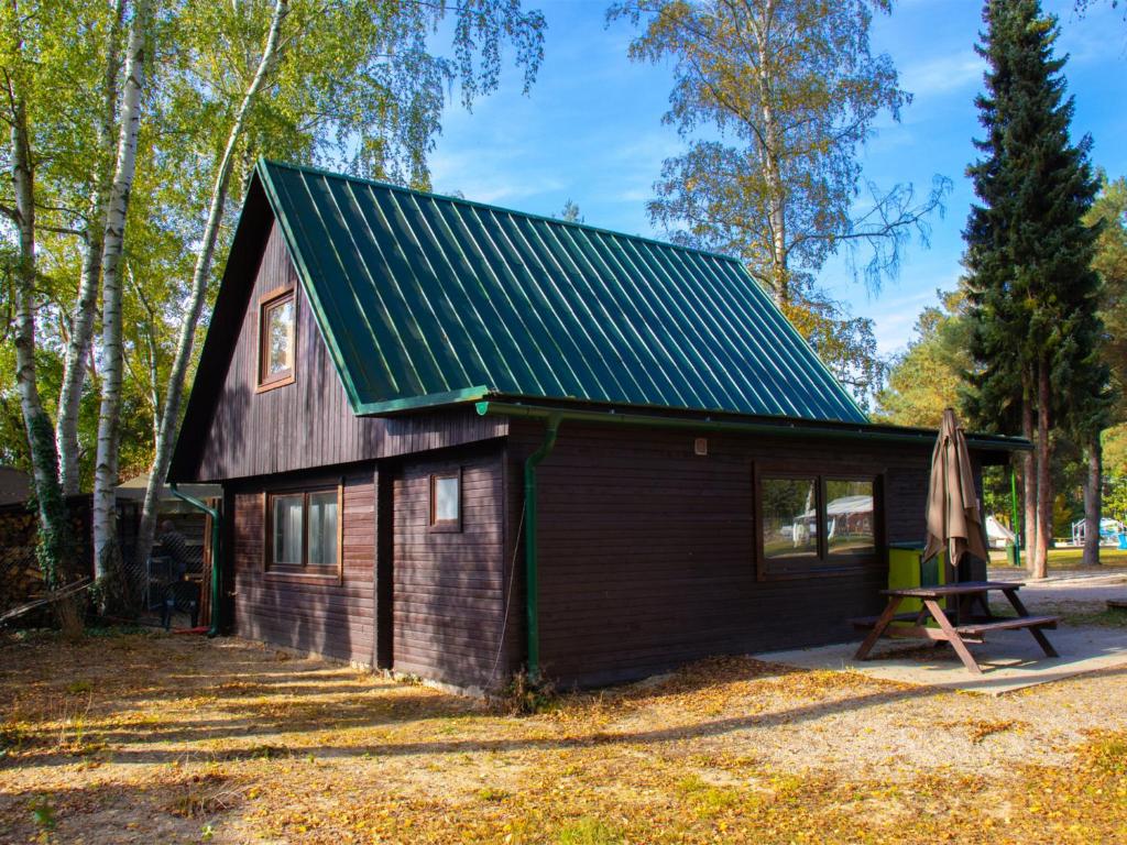 Cabaña pequeña con techo verde en Holiday Home Kemp Stříbrný rybník-15 by Interhome en Hradec Králové