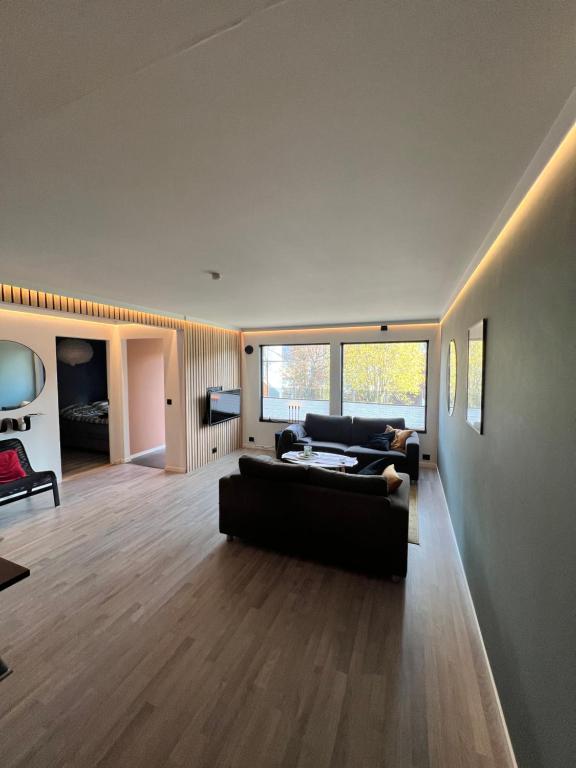 uma sala de estar com um sofá e uma mesa em Fresh apartment near everything ! em Tromsø