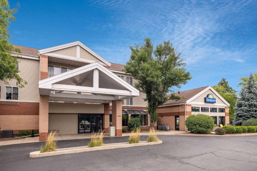 Days Inn & Suites by Wyndham Madison photo