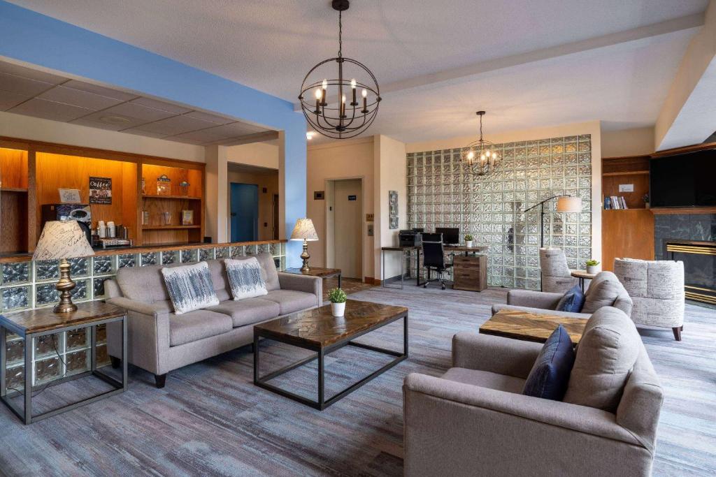 Days Inn & Suites by Wyndham Madison photo