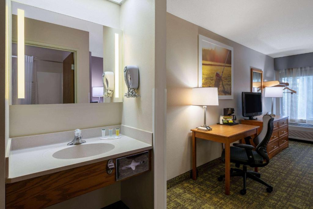 Days Inn & Suites by Wyndham Madison - Queen Room Met Twee Queensize Bedden - Niet -roken
