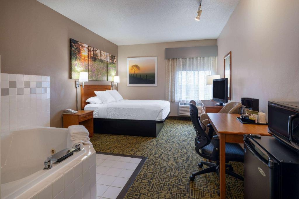 Days Inn & Suites by Wyndham Madison - Queen Suite Met Spa -bad