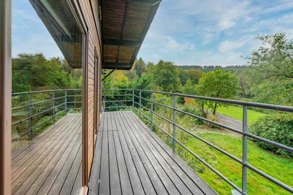 een uitzicht vanaf het terras van een huis bij Au Ptit Bois Charmant in La-Roche-en-Ardenne
