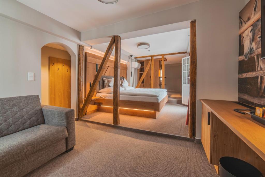 Postel nebo postele na pokoji v ubytování AKZENT Hotel Berg's Alte Bauernschänke- Wellness und Wein